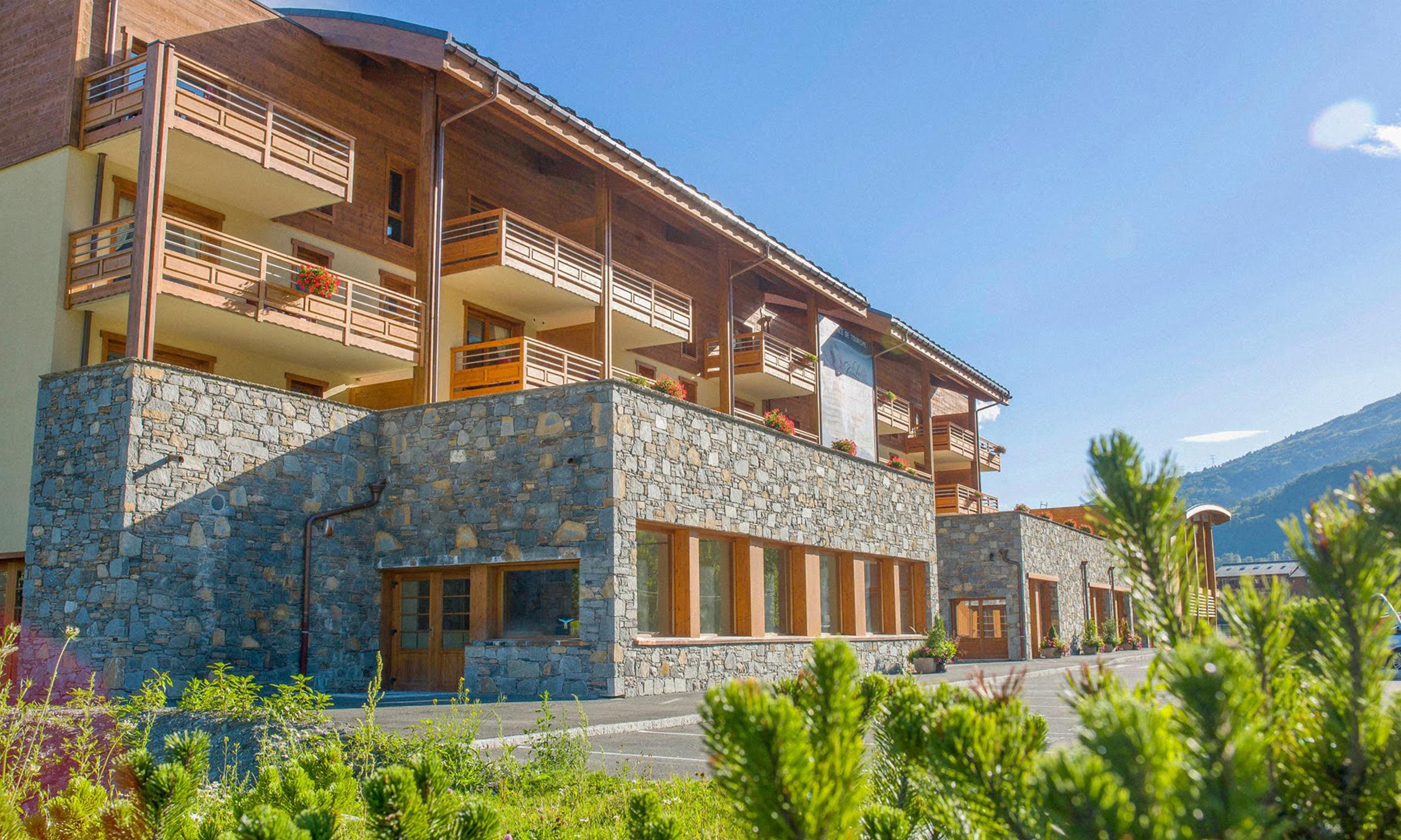 Extérieur en été de la résidence CGH Le Cœur d'Or à Bourg-Saint-Maurice dans les Alpes