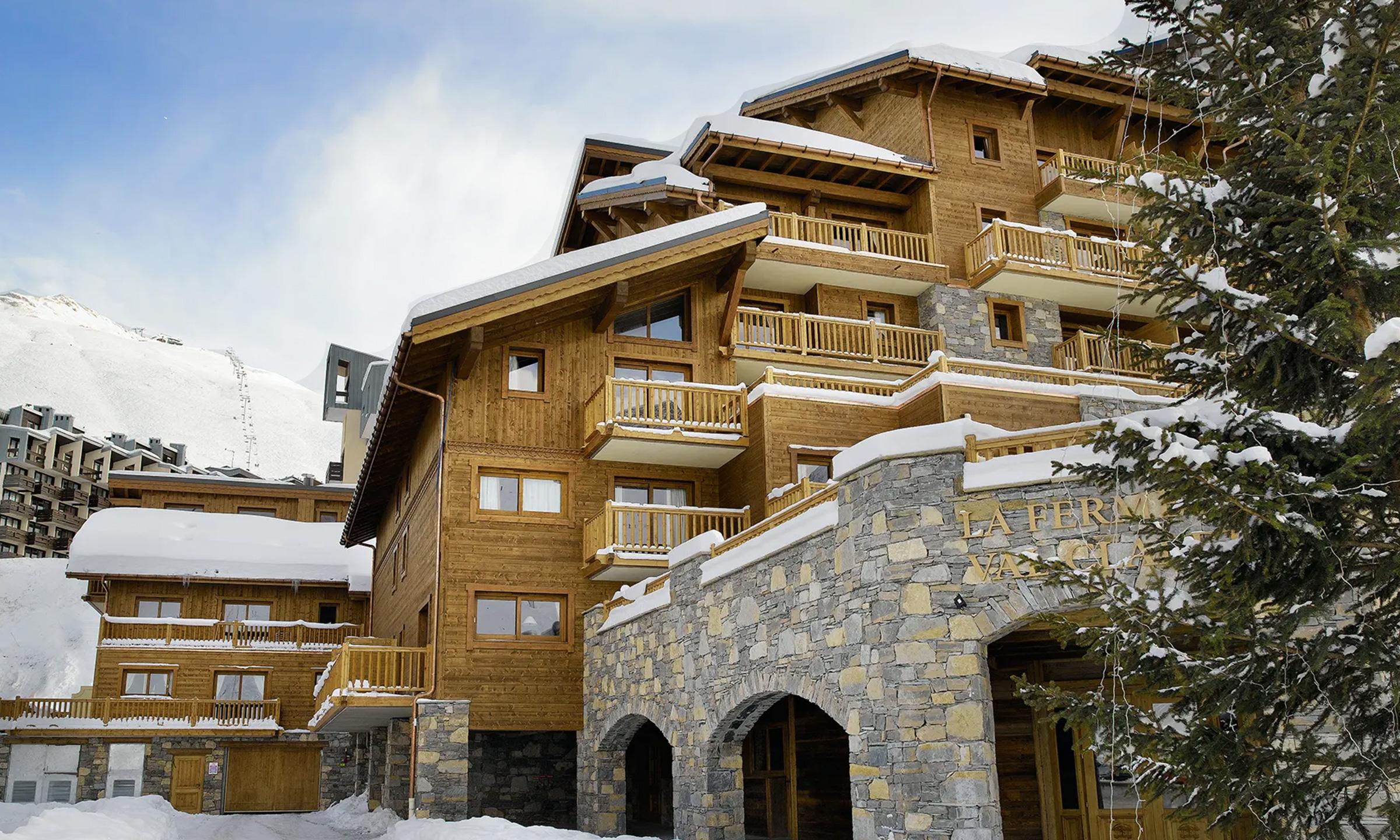 Extérieur en hiver de la résidence CGH La Ferme du Val Claret à Tignes dans les Alpes