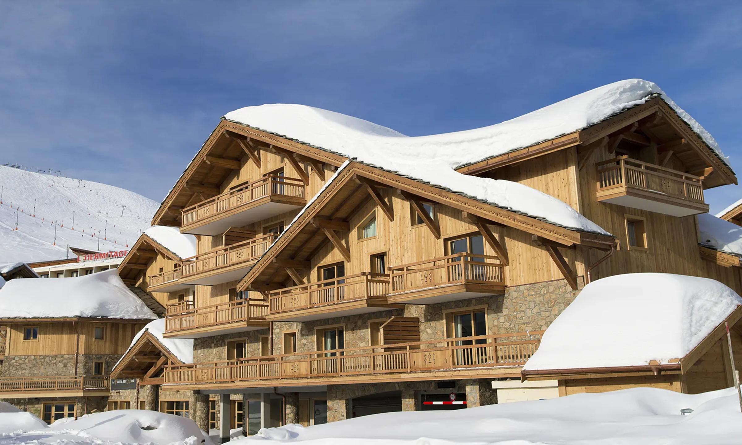 Extérieur en hiver de la résidence CGH Le Cristal de l'Alpe à l'Alpe d'Huez en Isère