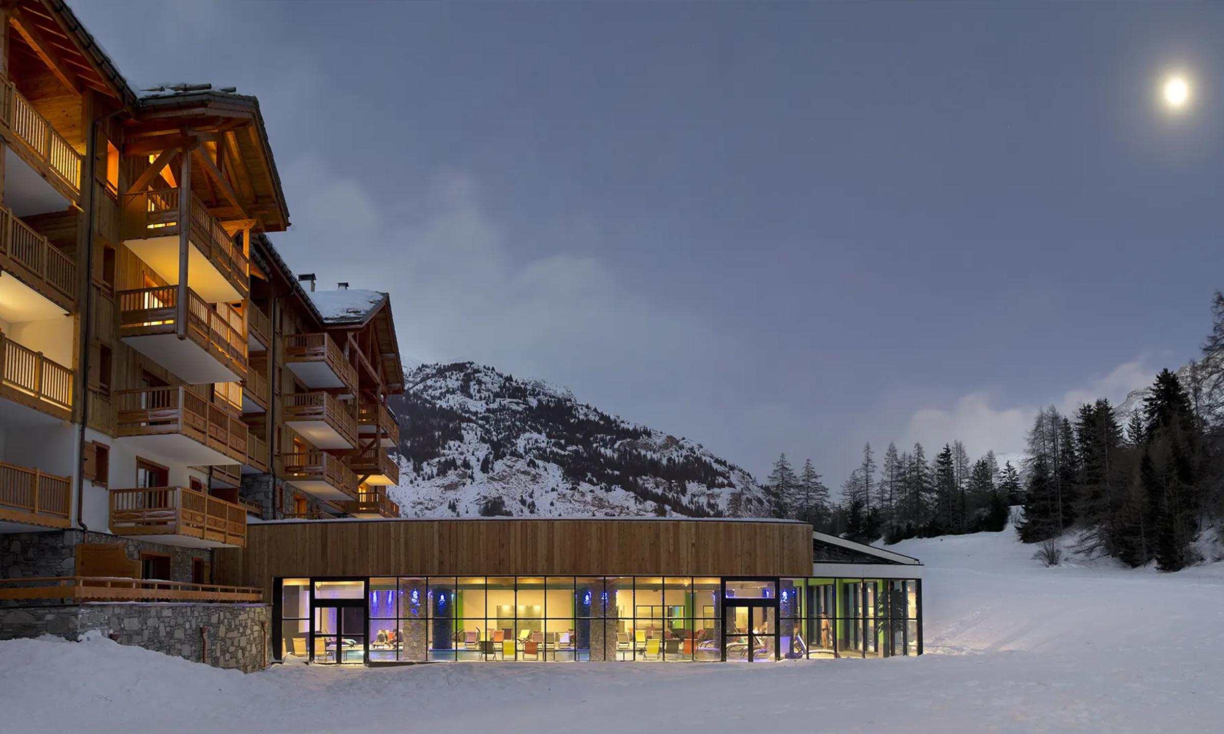 Extérieur en hiver de la résidence CGH Les Chalets de Flambeau à Val-Cenis dans les Alpes