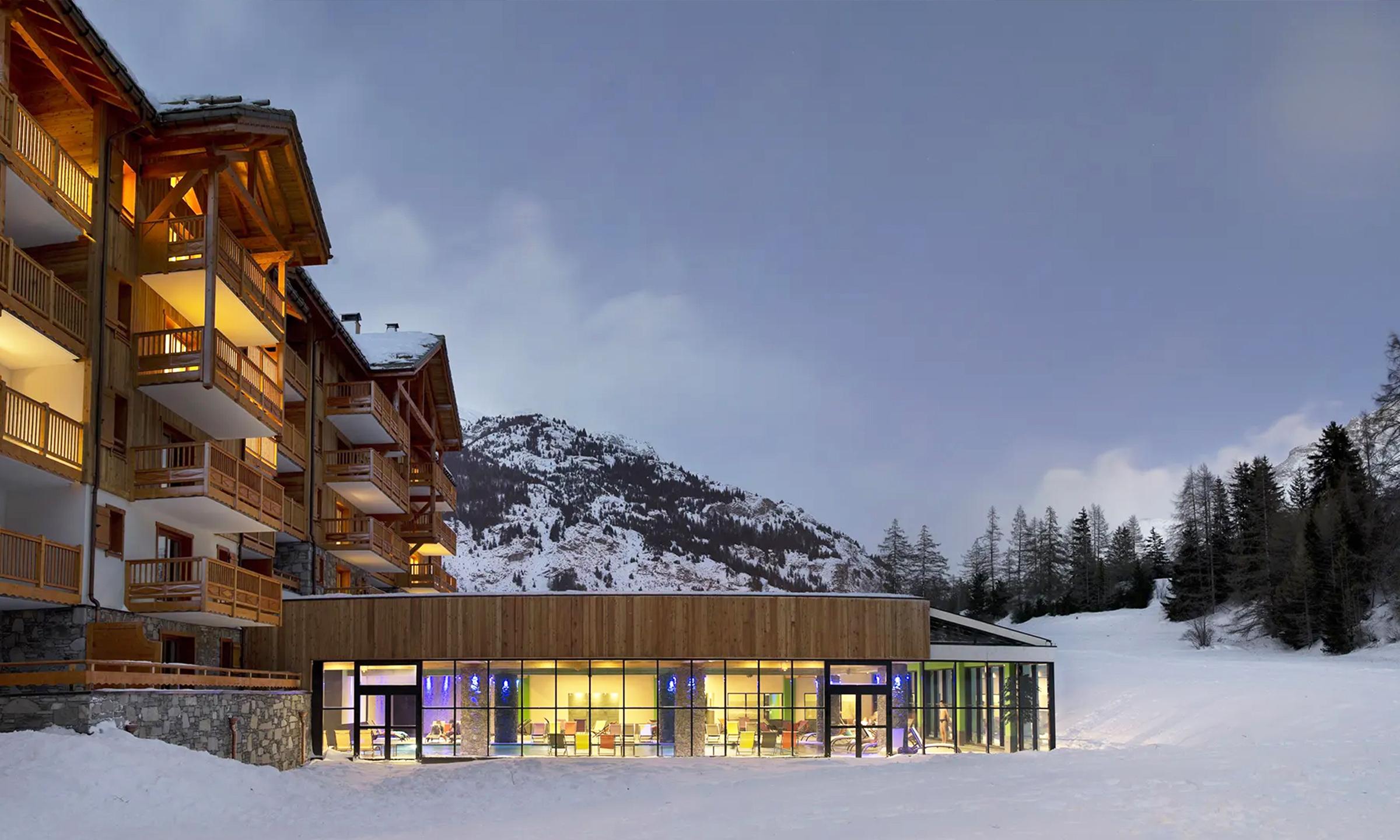 Extérieur en hiver de la résidence CGH Les Chalets de Flambeau à Val-Cenis dans les Alpes