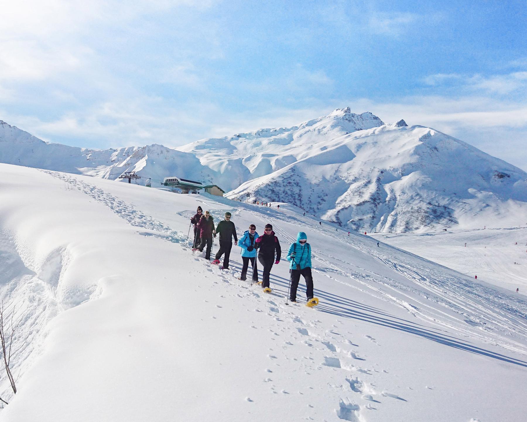 Raquettes à Valmorel, un groupe de vacanciers profite d'une sortie sur les sentiers enneigés