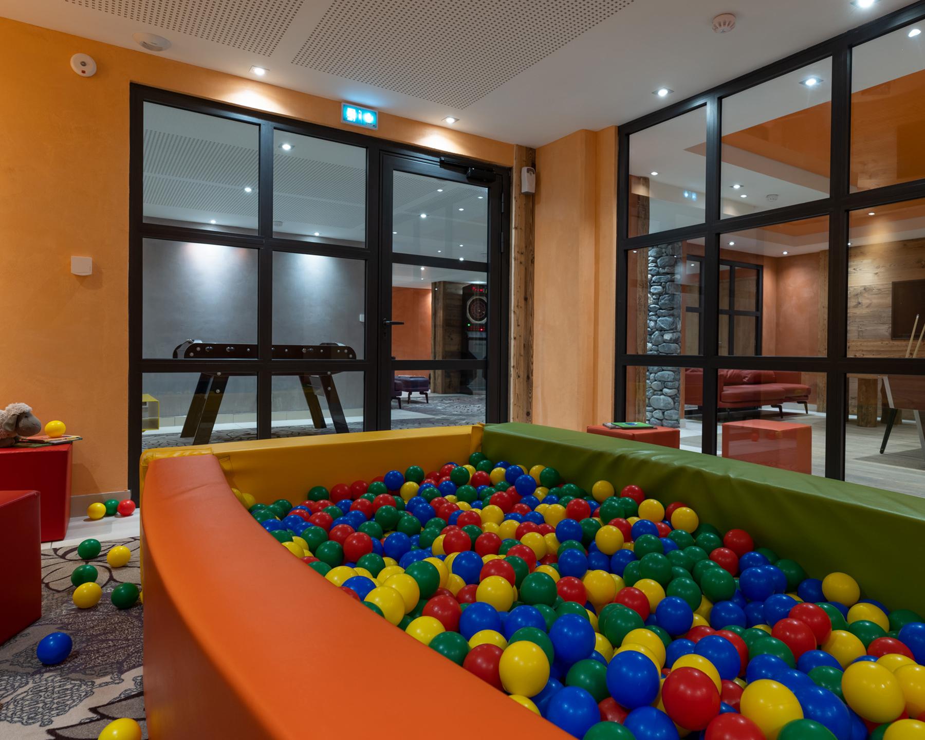 La piscine à balles de la salle de jeux de l'hôtel et résidence Alexane à Samoëns