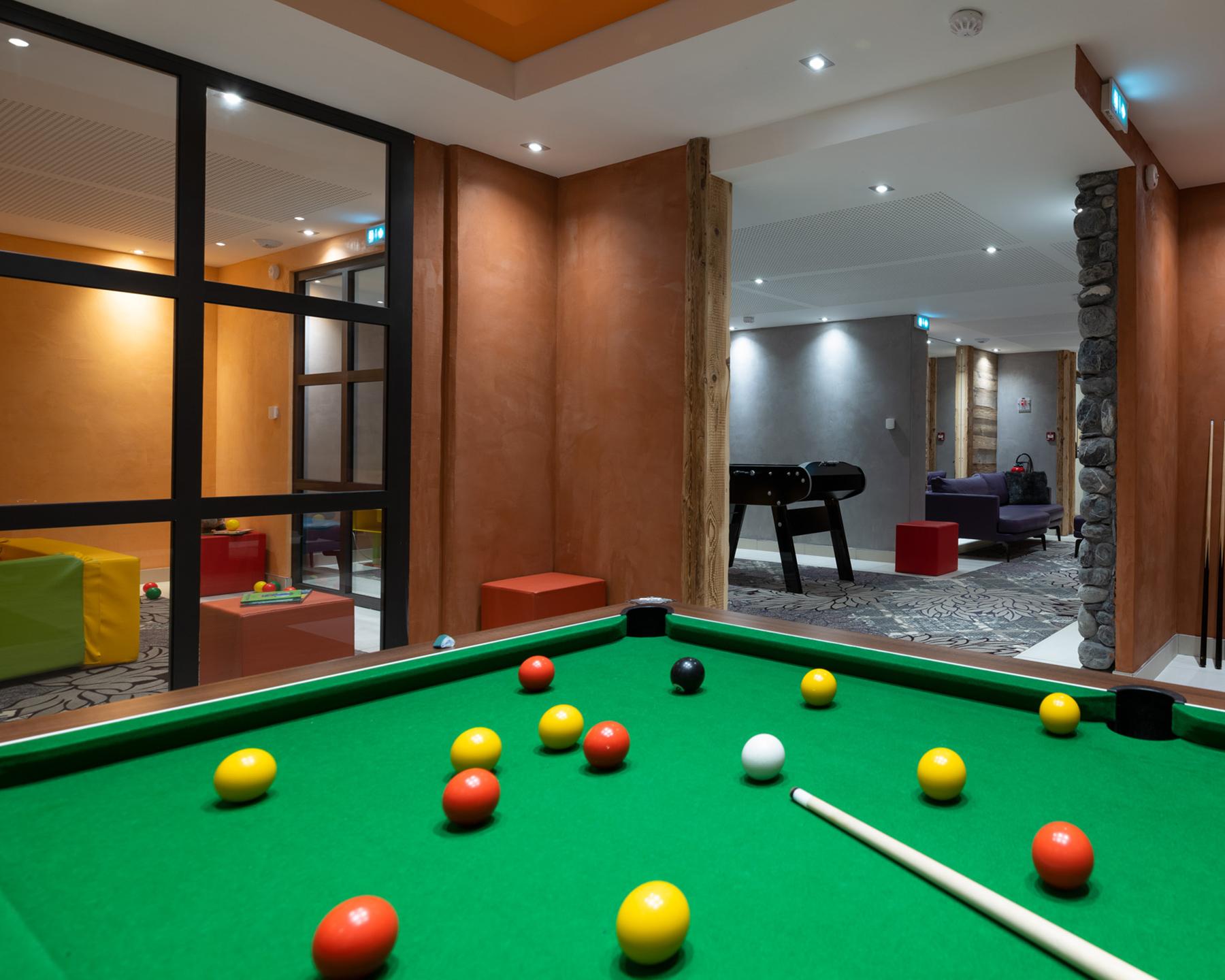 Le billard de la salle de jeux de l'hôtel et résidence Alexane à Samoëns