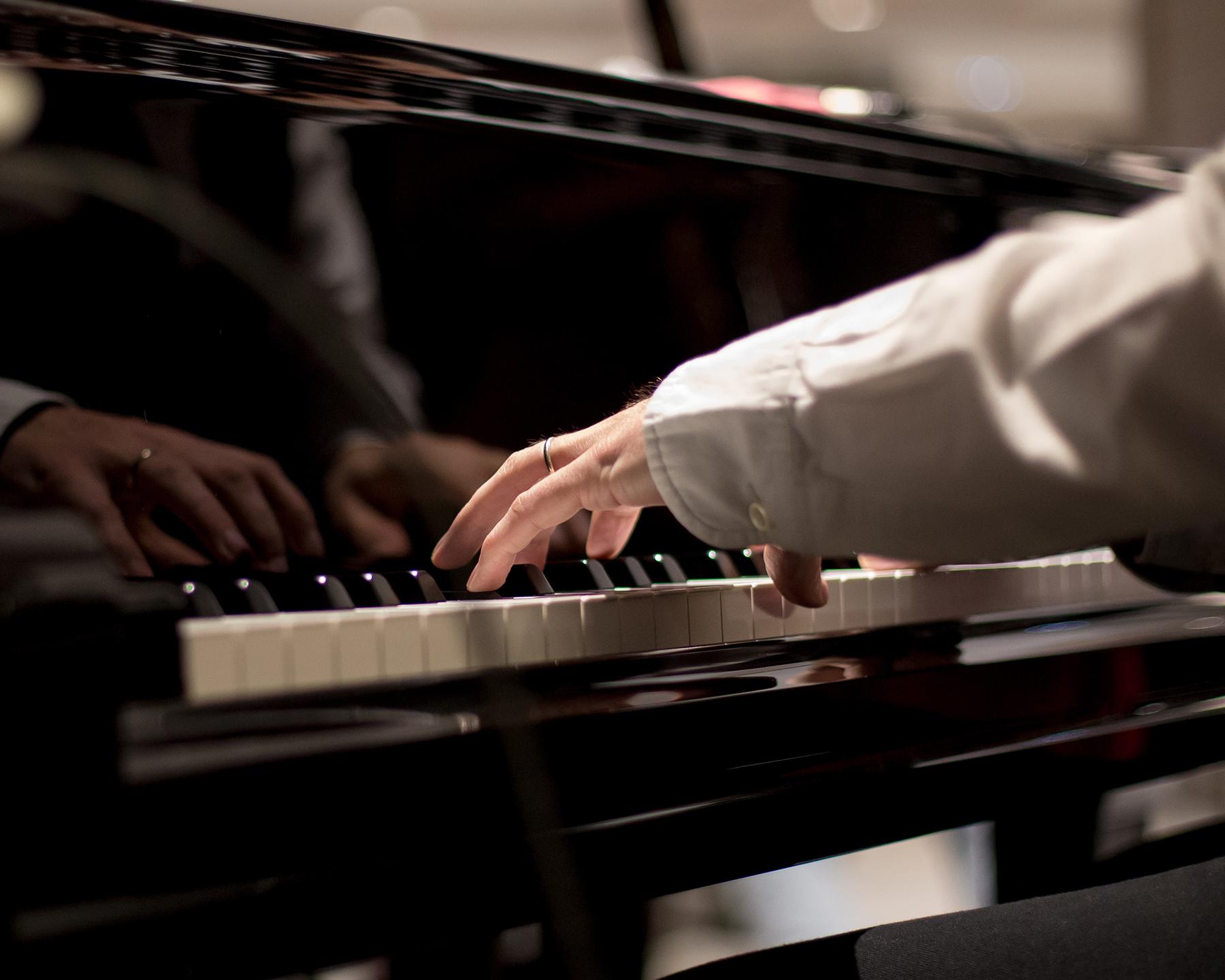 Un homme jour du piano