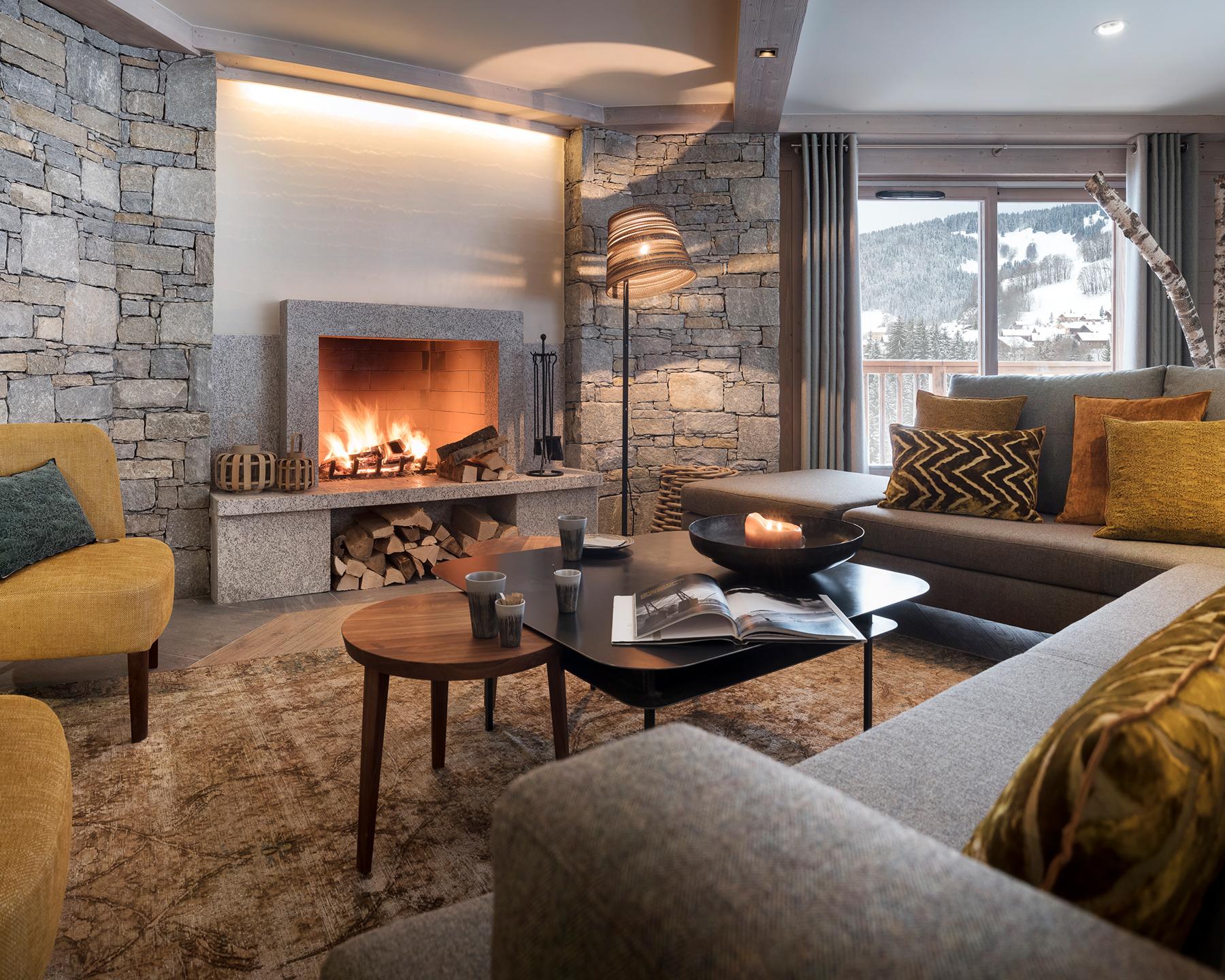 Coin cheminée du salon du Roc des Tours