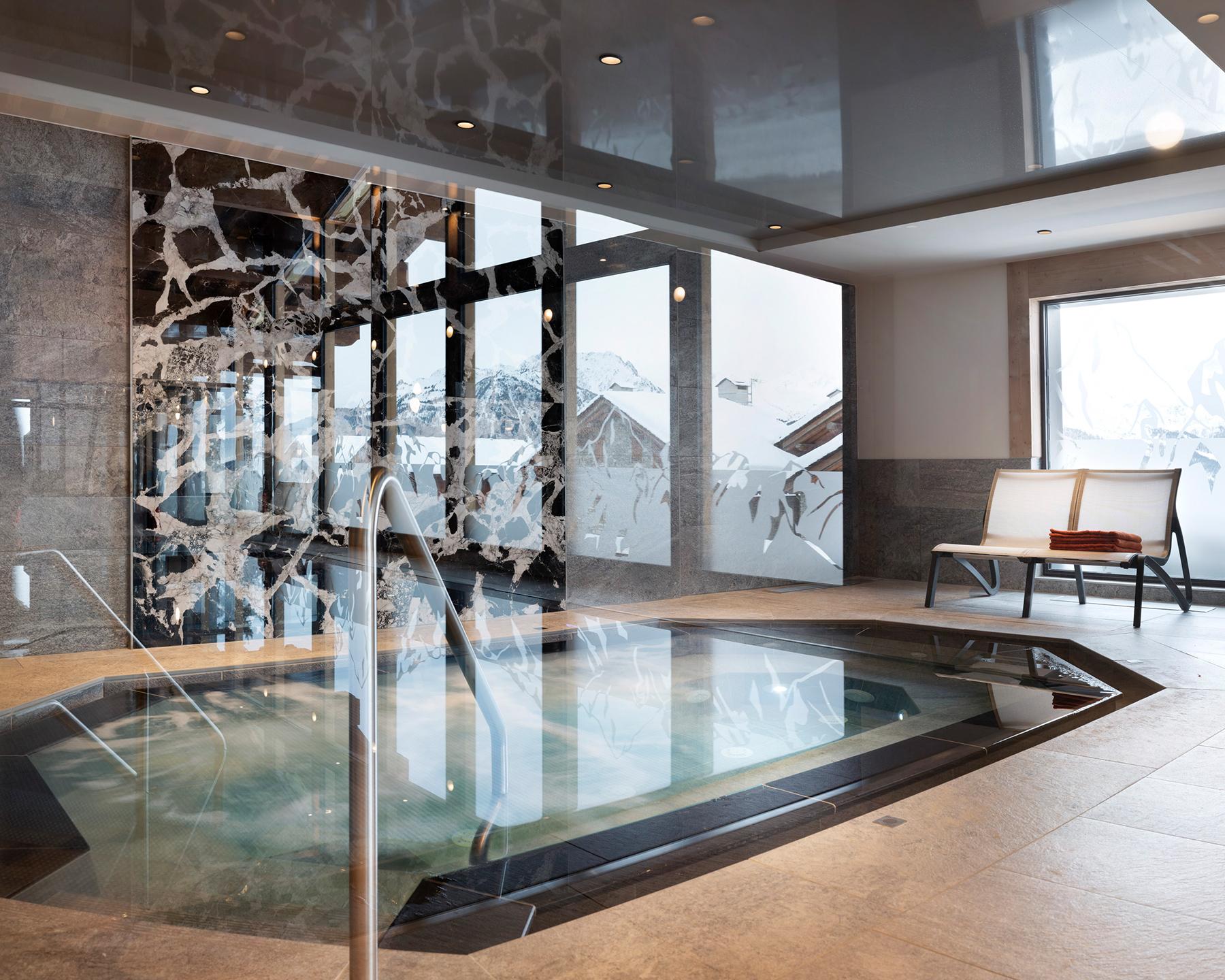 Le bain bouillonnant de l'hôtel et résidence Alpen Lodge à La Rosière