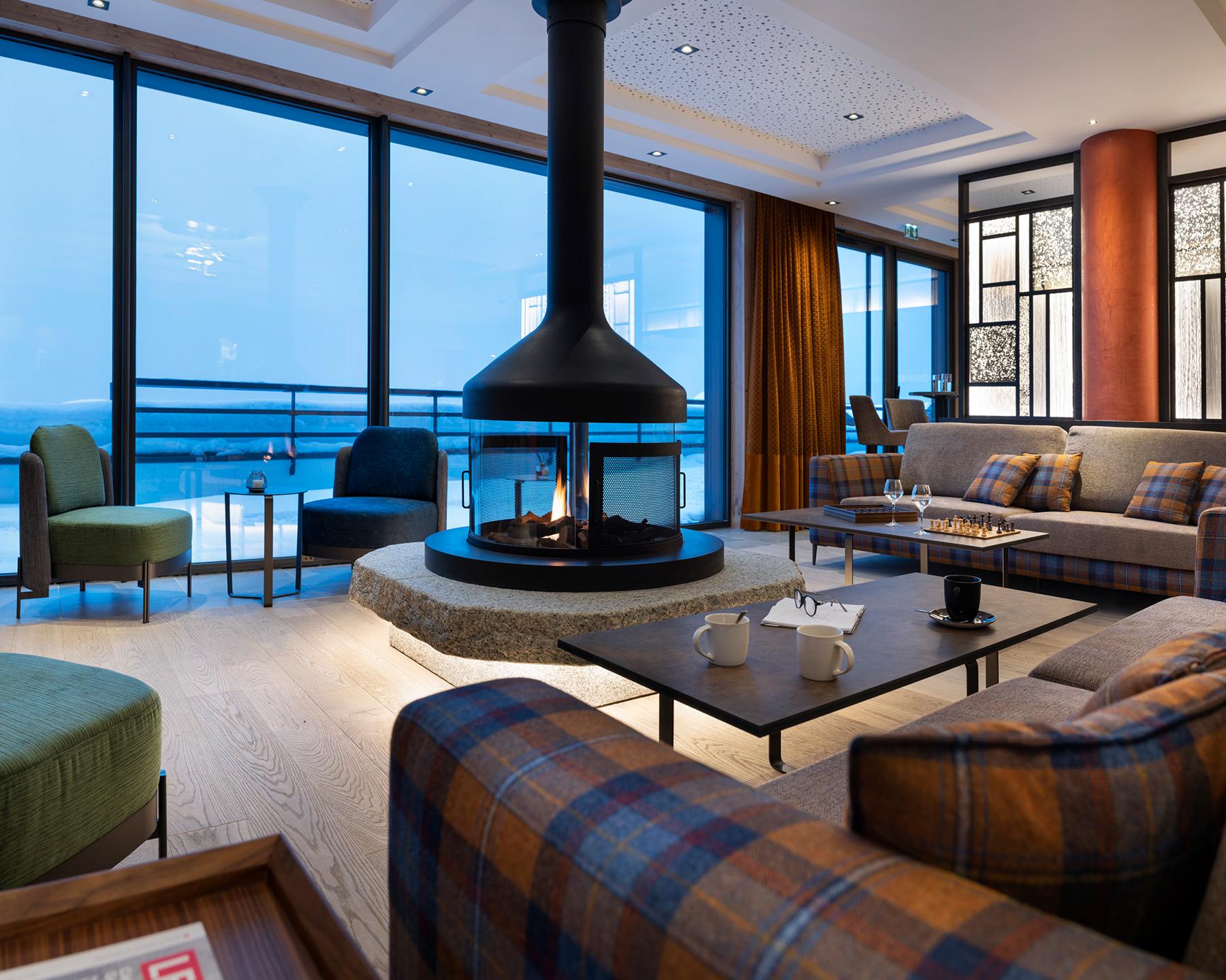 Coin cheminée du M'Bar de l'hôtel et résidence Alpen Lodge de La Rosière