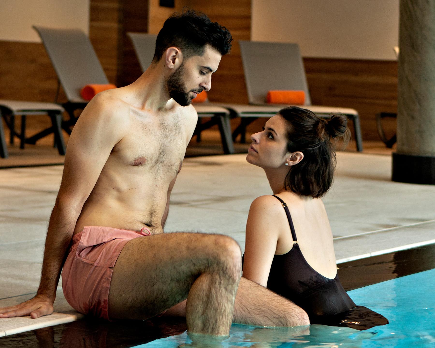 Couple qui se regarde amoureusement dans la piscine  - Chalets Elena aux Houches