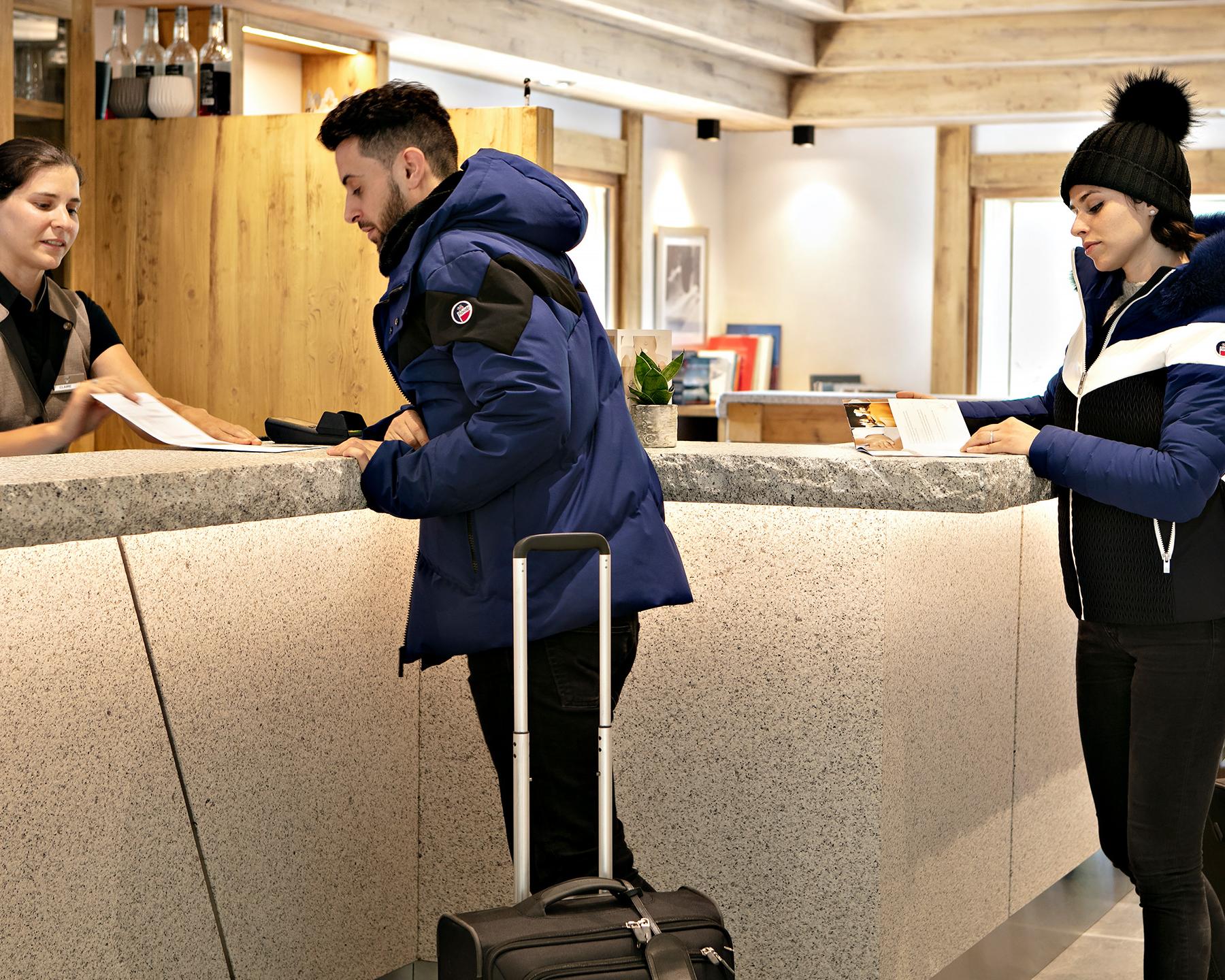 Un couple est à la réception des Chalets Elena aux Houches