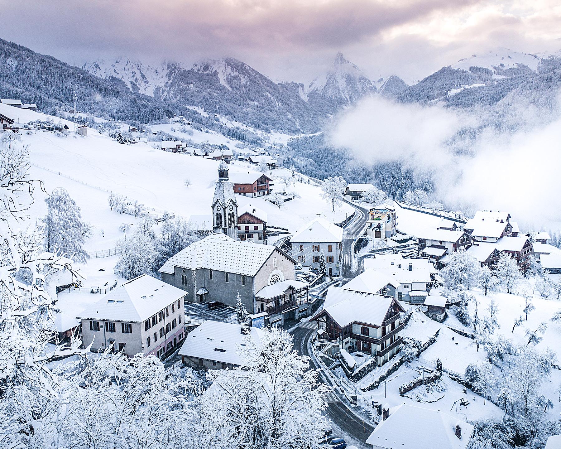 Vue sur le village de Manigod