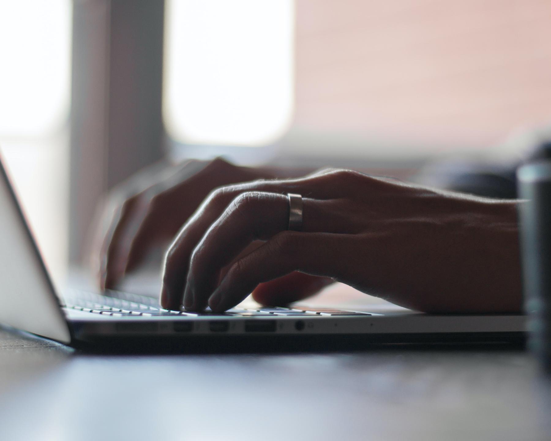 Une personne est en train de taper sur son clavier d'ordinateur