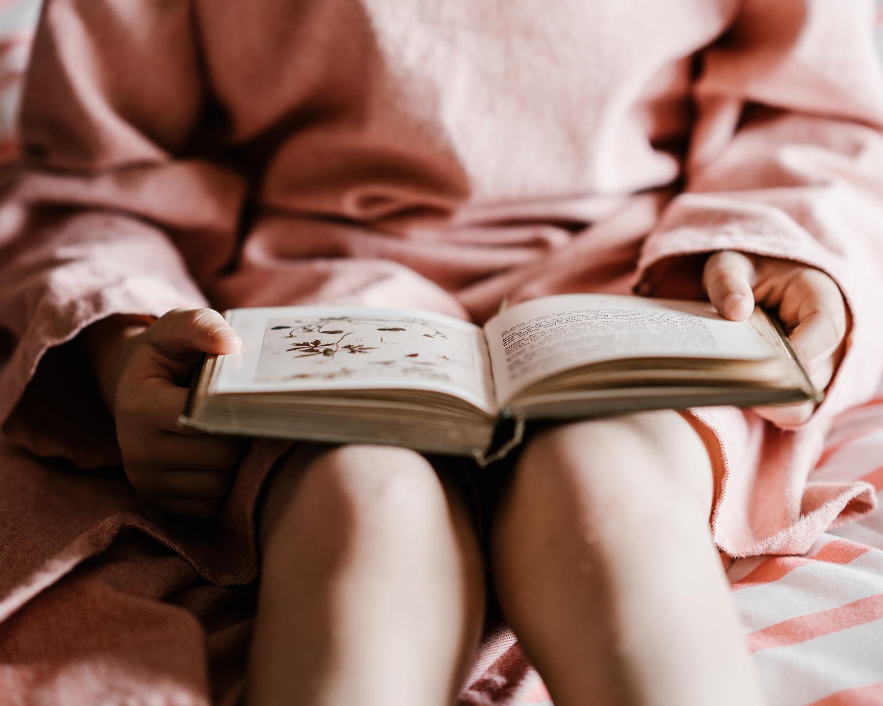 Petite fille qui lit un livre - Enfants et famille
