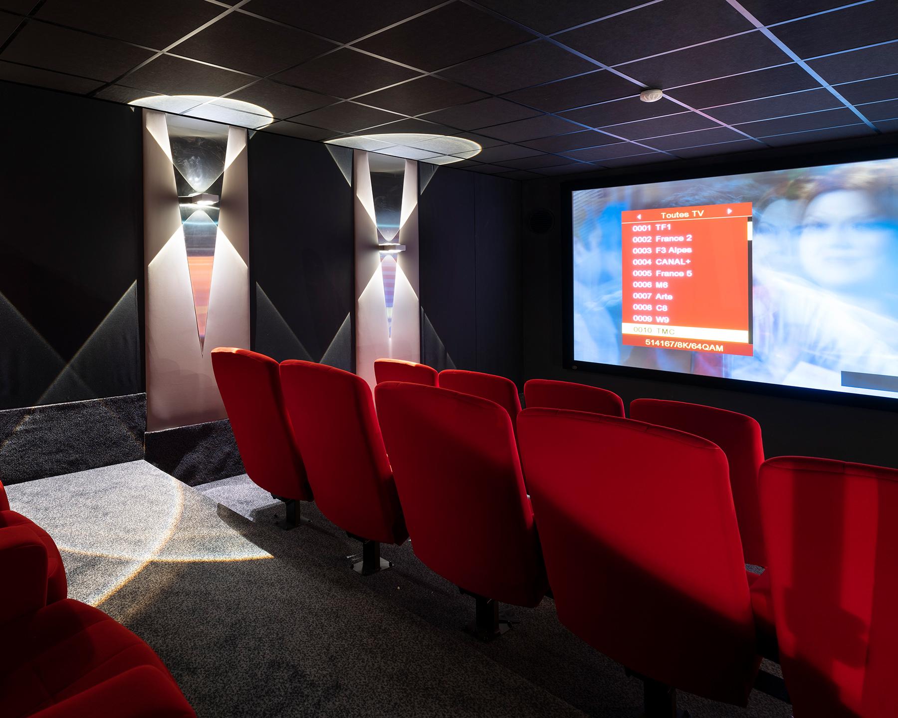 Salle de cinéma de l'hôtel et résidence Alexane à Samoëns 