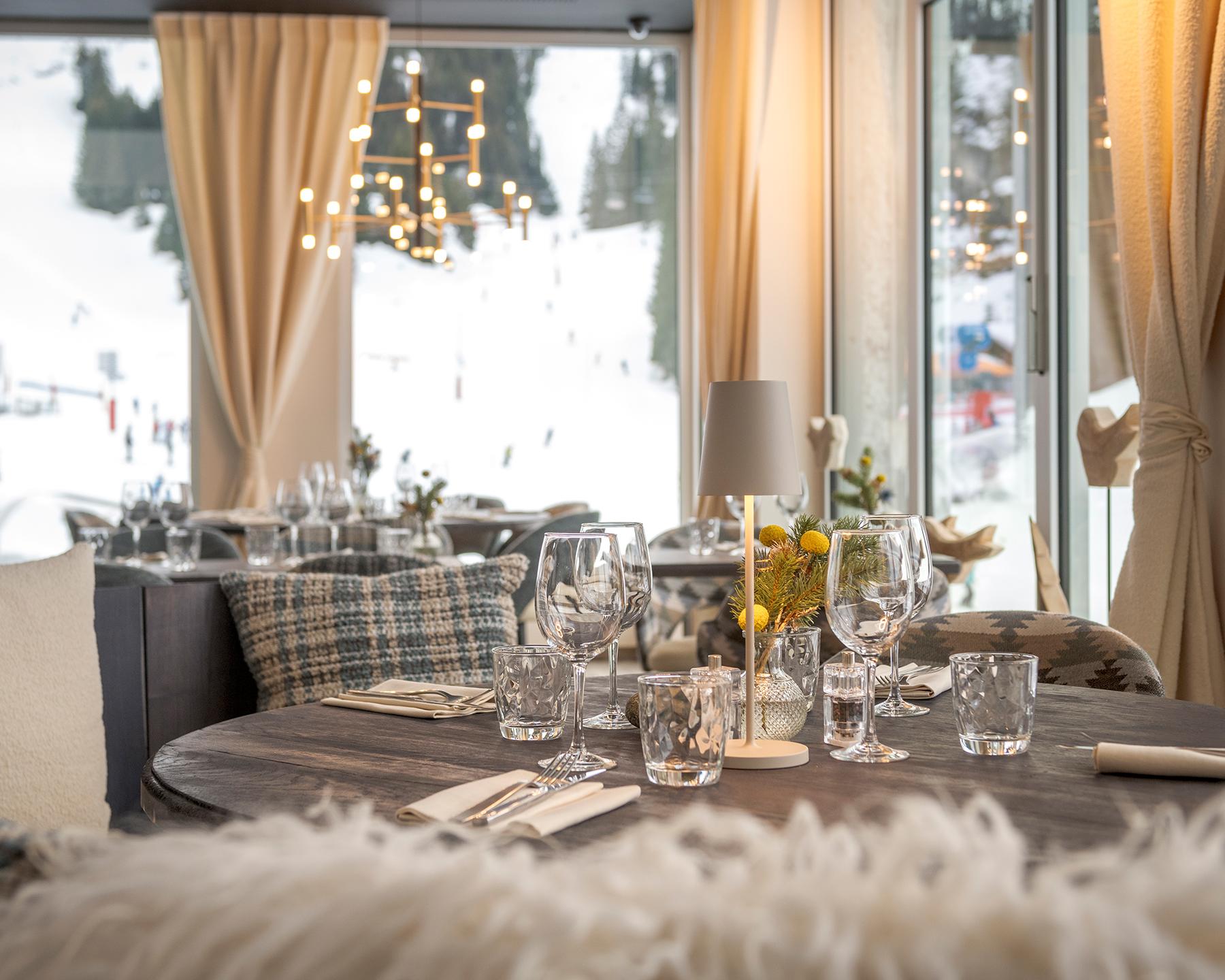 Table du restaurant Le Bauhaus de l'hôtel & résidence Aléna à FLaine