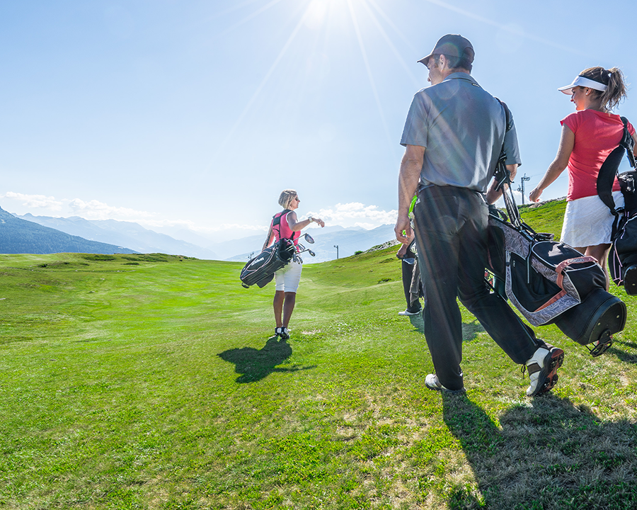 personnes jouant au golf