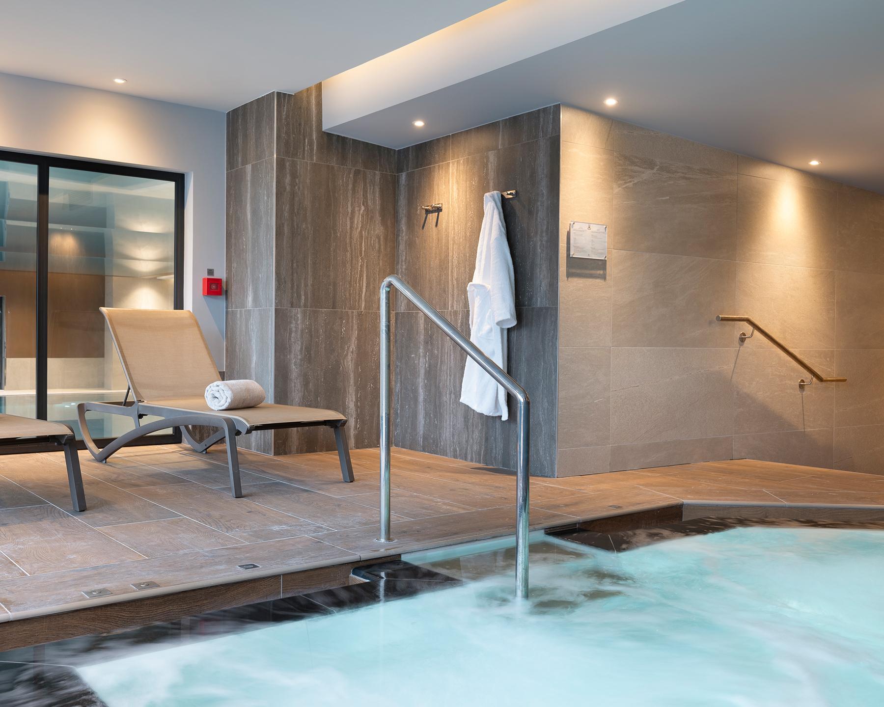 Bain bouillonnant de l'espace bien-être des Chalets Láska aux Contamines-Montjoie