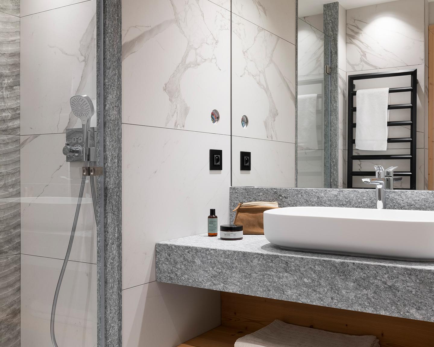 Hôtel Akoya - Chambre Deluxe - Salle de Bains - Douche