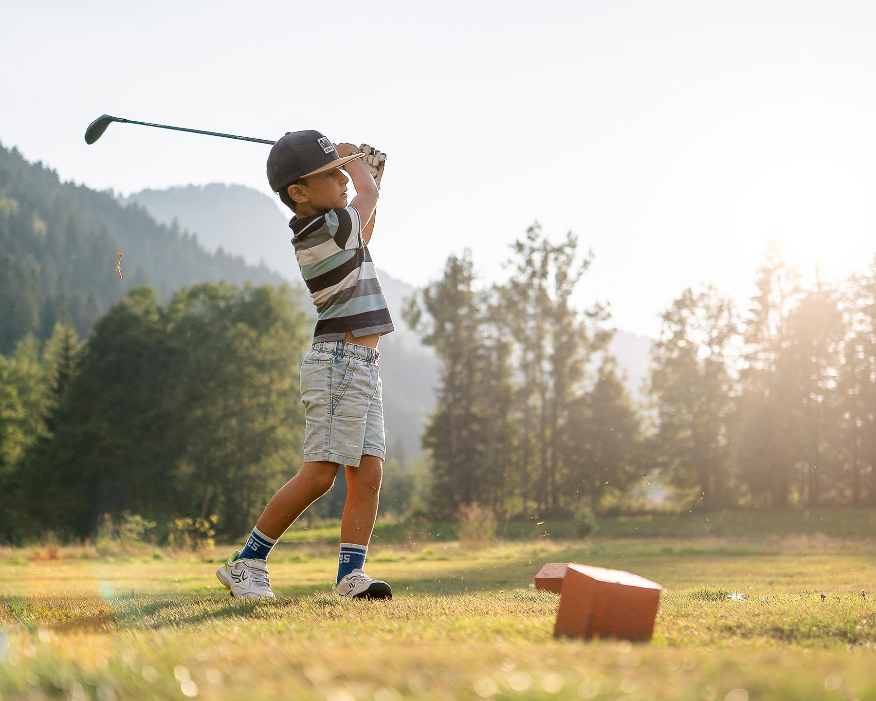 Destination Le Grand-Bornand - Petit garçon qui joue au golf