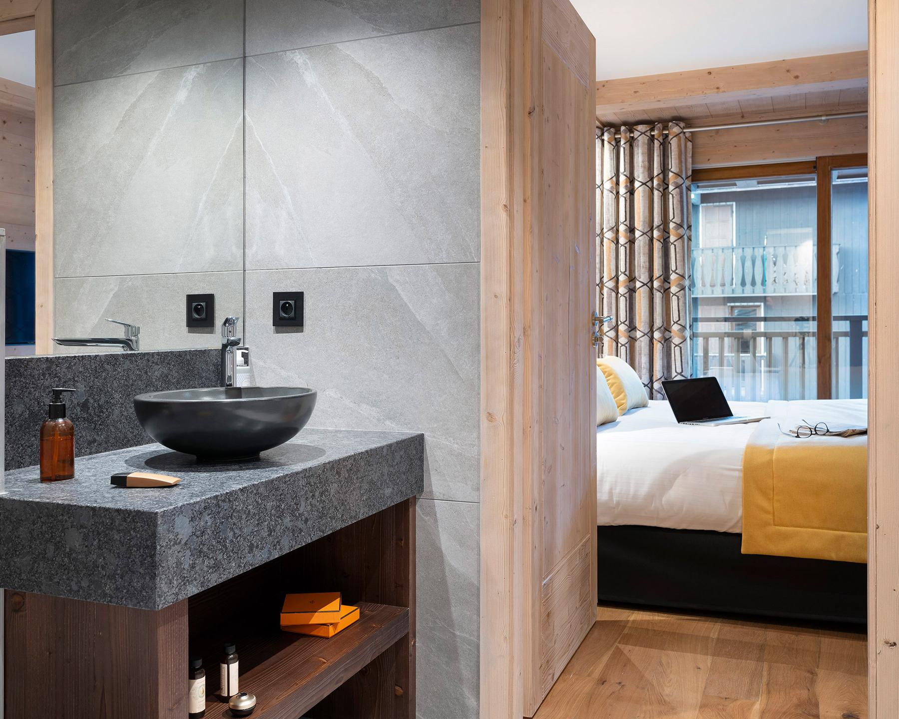 Résidence Akoya - Valmorel - 5P10 - Chambre avec détails salle de bains