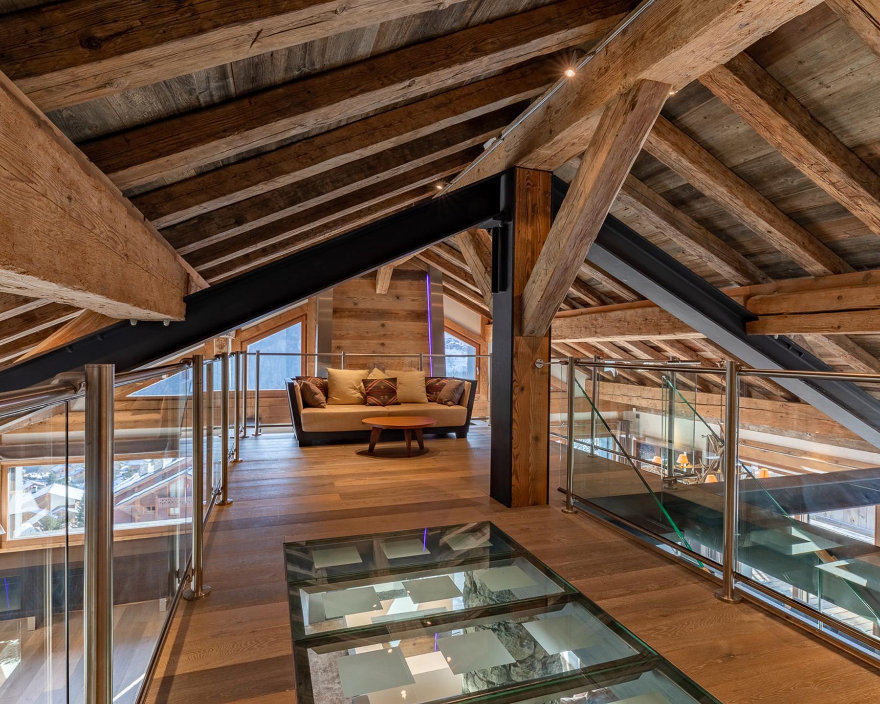 Chalet Apsara à Méribel, mezzanine au dessus de la pièce principale avec canapé