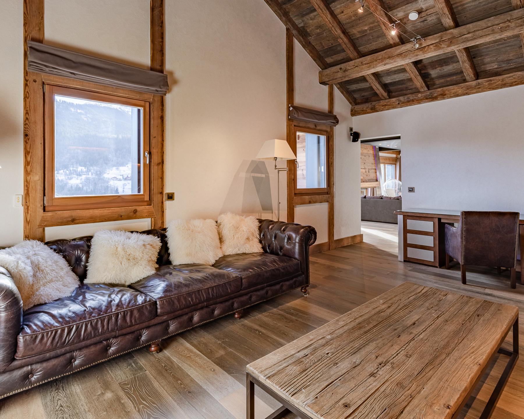 Coin salon avec ouverture sur la pièce de vie, du Chalet Apsara à Méribel