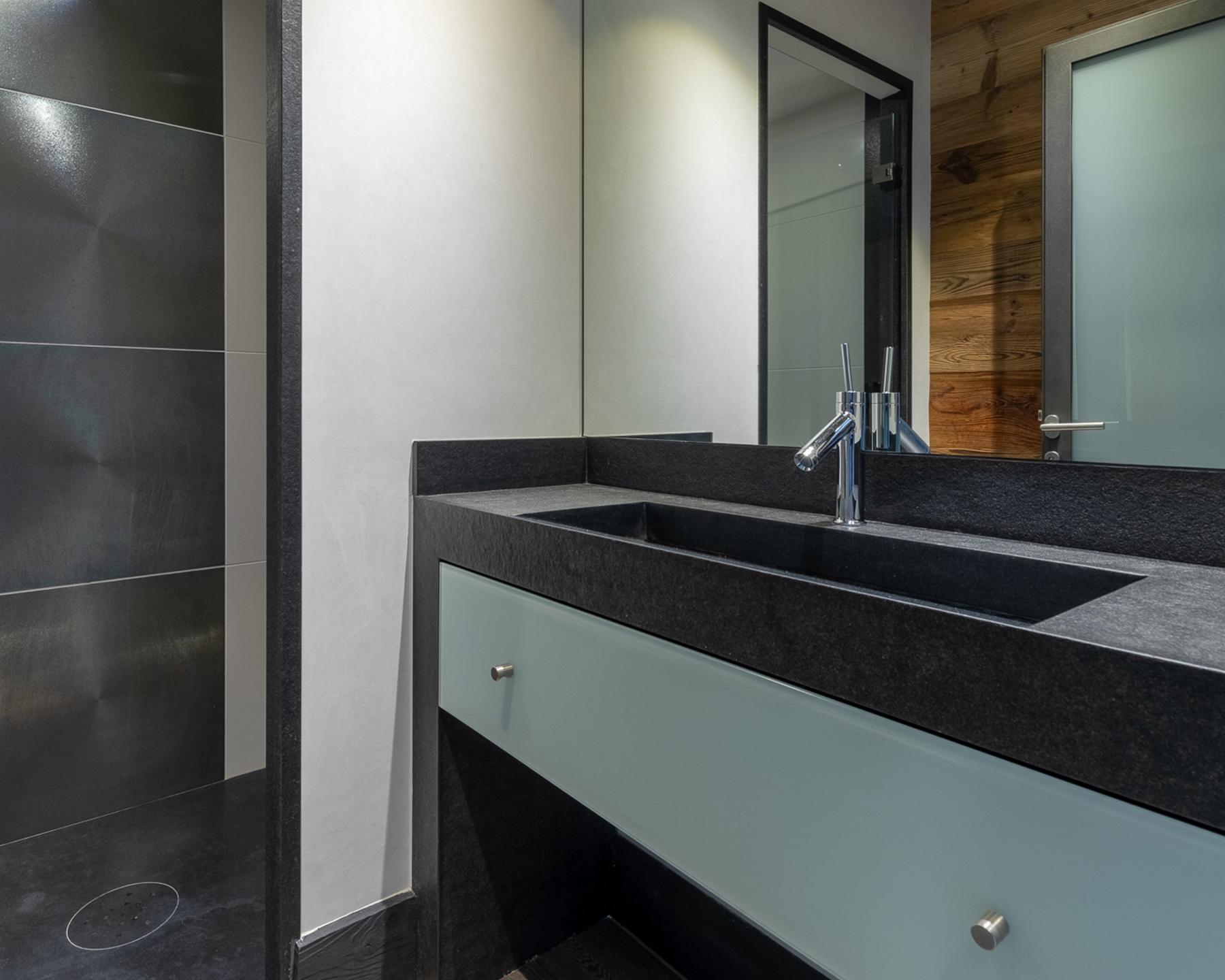 Salle de bains privative avec douche d'une des suites du Chalet Apsara à Méribel