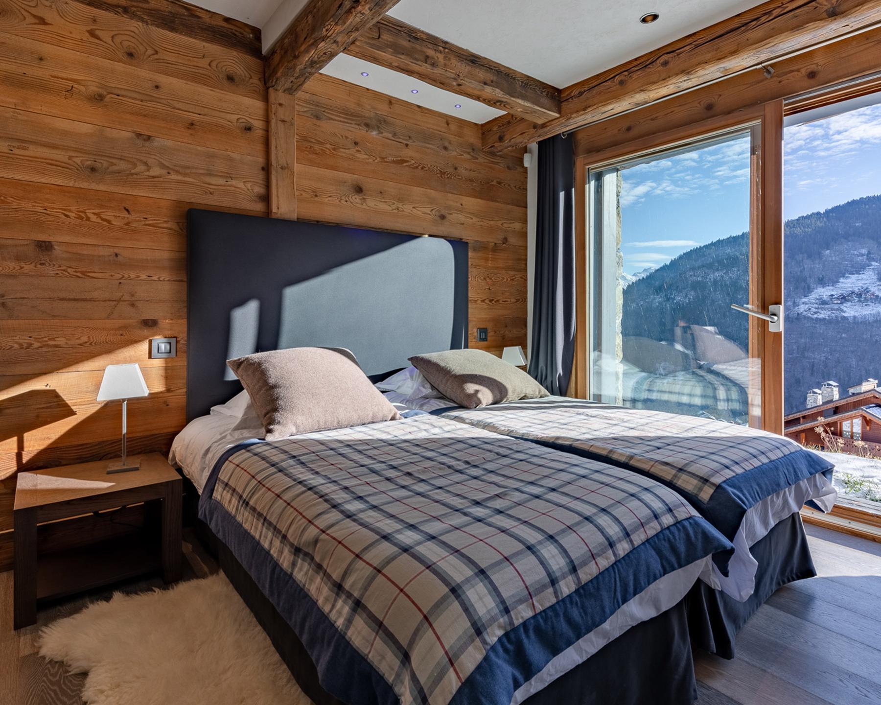 Chambre aux tons marrons du Chalet Apsara à Méribel
