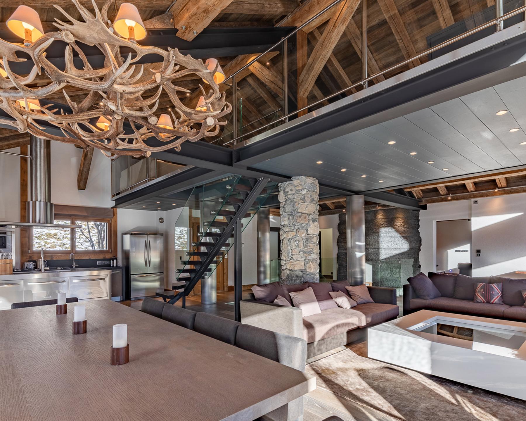 Chalet Apsara à Méribel, pièce de vie avec salon, salle à manger et cuisine ouvertes