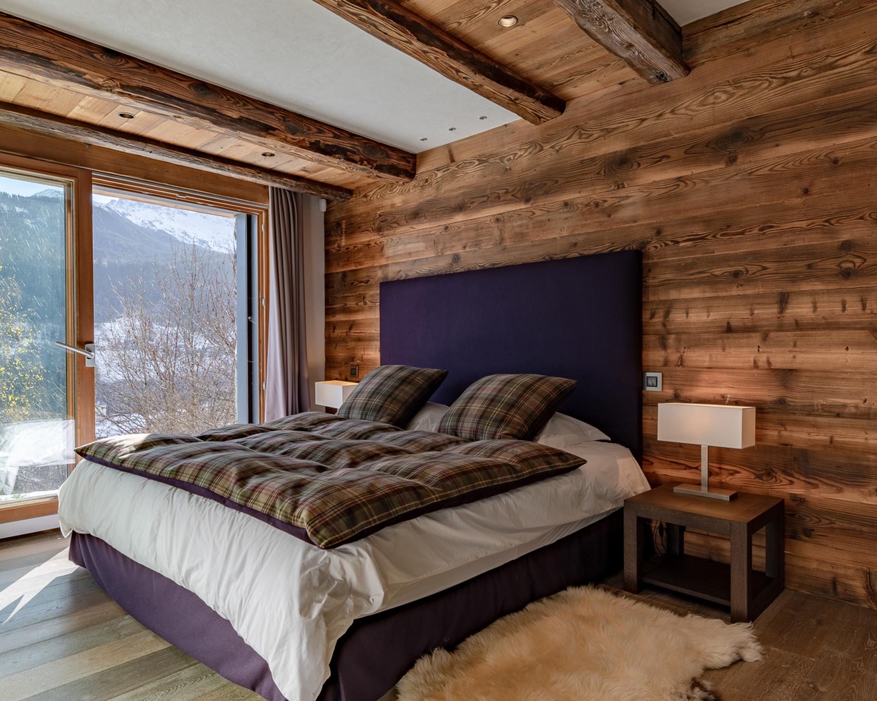 Chambre aux tons violets avec baie vitrée du Chalet Apsara à Méribel
