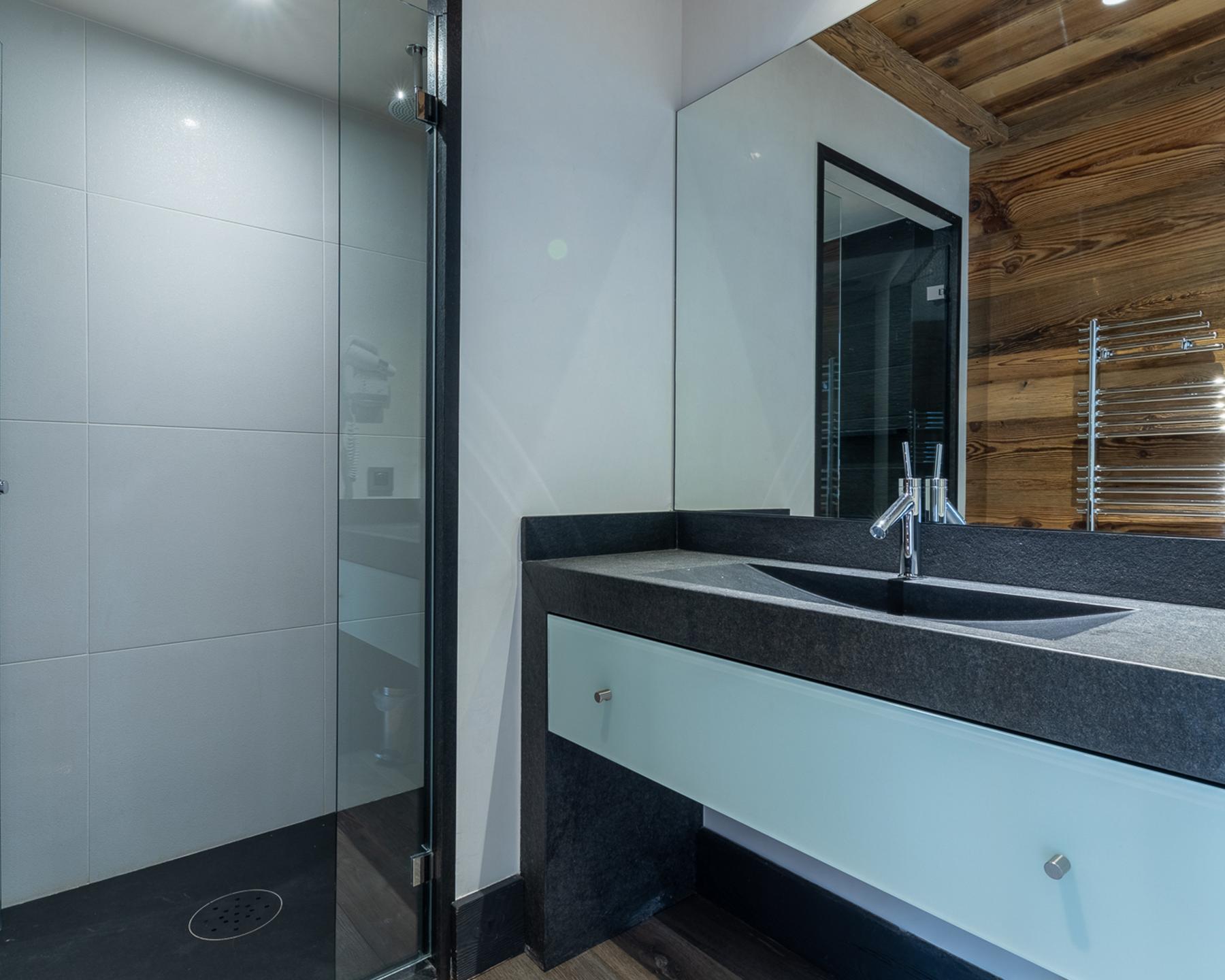 Salle de bains avec douche d'une des suites du Chalet Apsara à Méribel