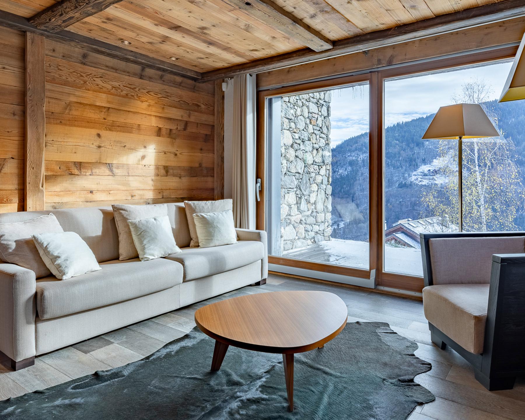 Coin détente avec vue sur l'extérieur d'une des suites du Chalet Apsara à Méribel