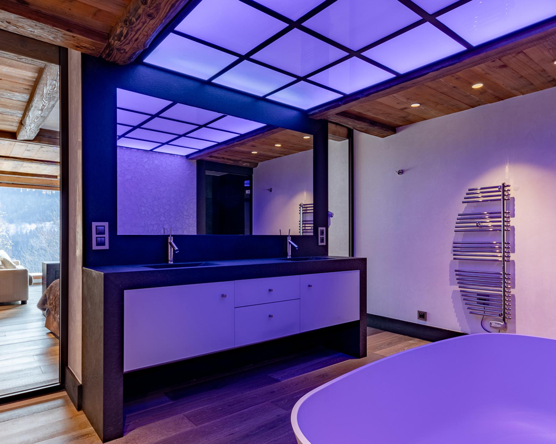 Salle de bains privative avec baignoire d'une des suites du Chalet Apsara à Méribel