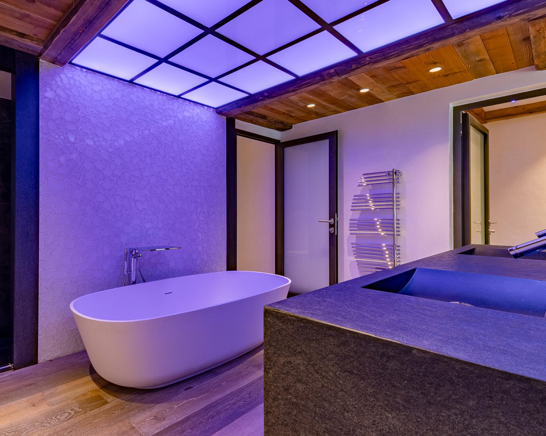 Salle de bains privative avec baignoire et douche d'une des suites du Chalet Apsara à Méribel