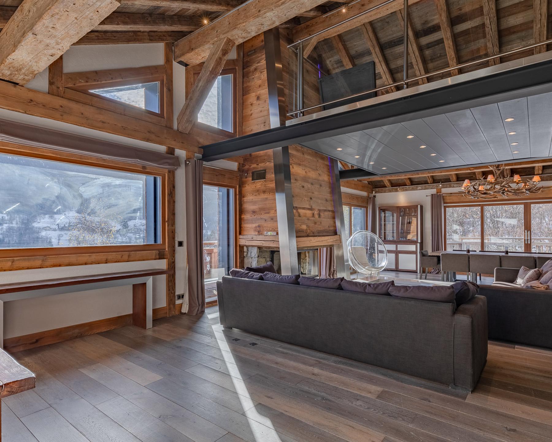 Salon du Chalet Apsara à Méribel, avec vue sur l'extérieur