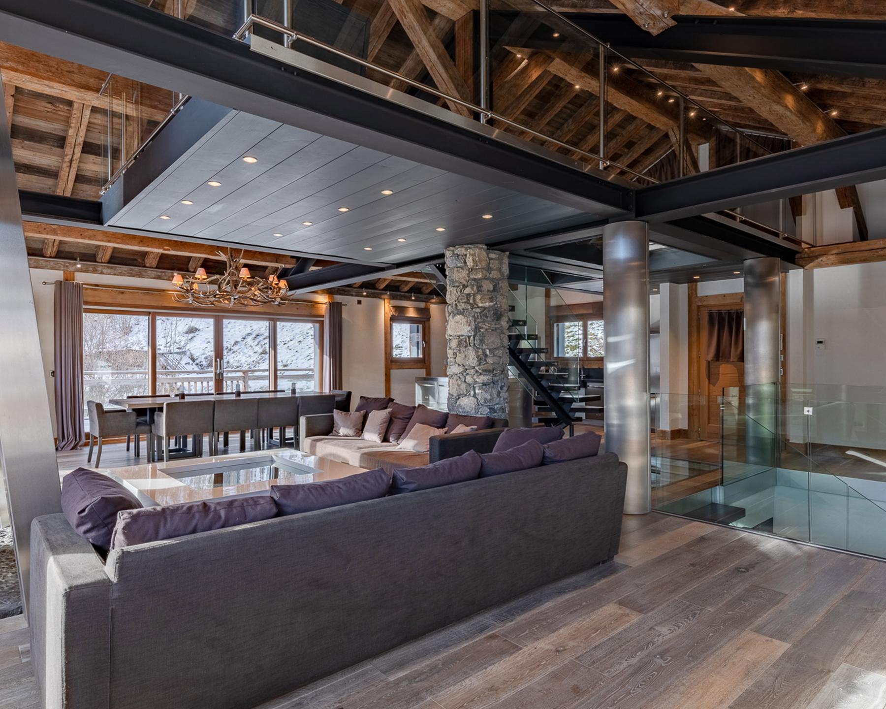 Salon du Chalet Apsara à Méribel, avec ouverture sur la pièce de vie