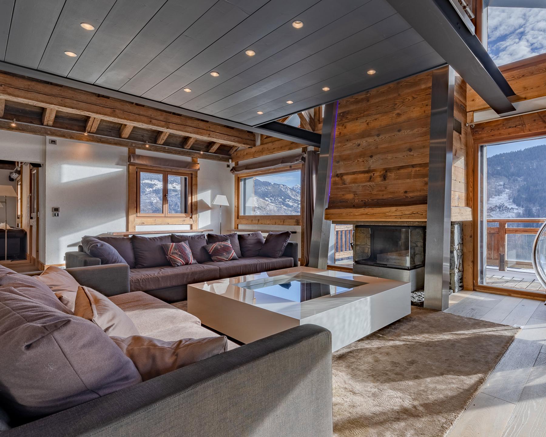 Salon avec cheminée du Chalet Apsara à Méribel