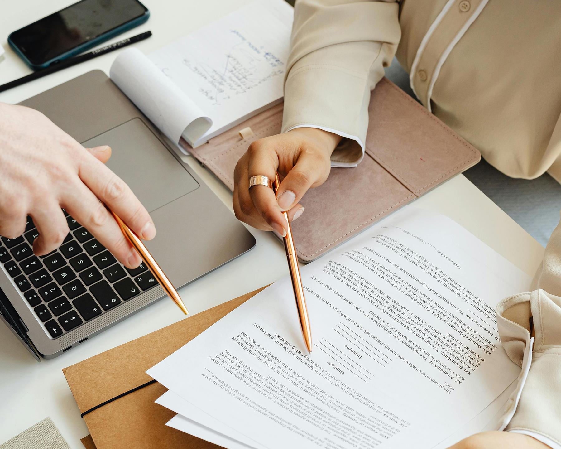 Séminaire MGM Hôtels & Résidences, deux personnes consultent des documents lors d'une réunion