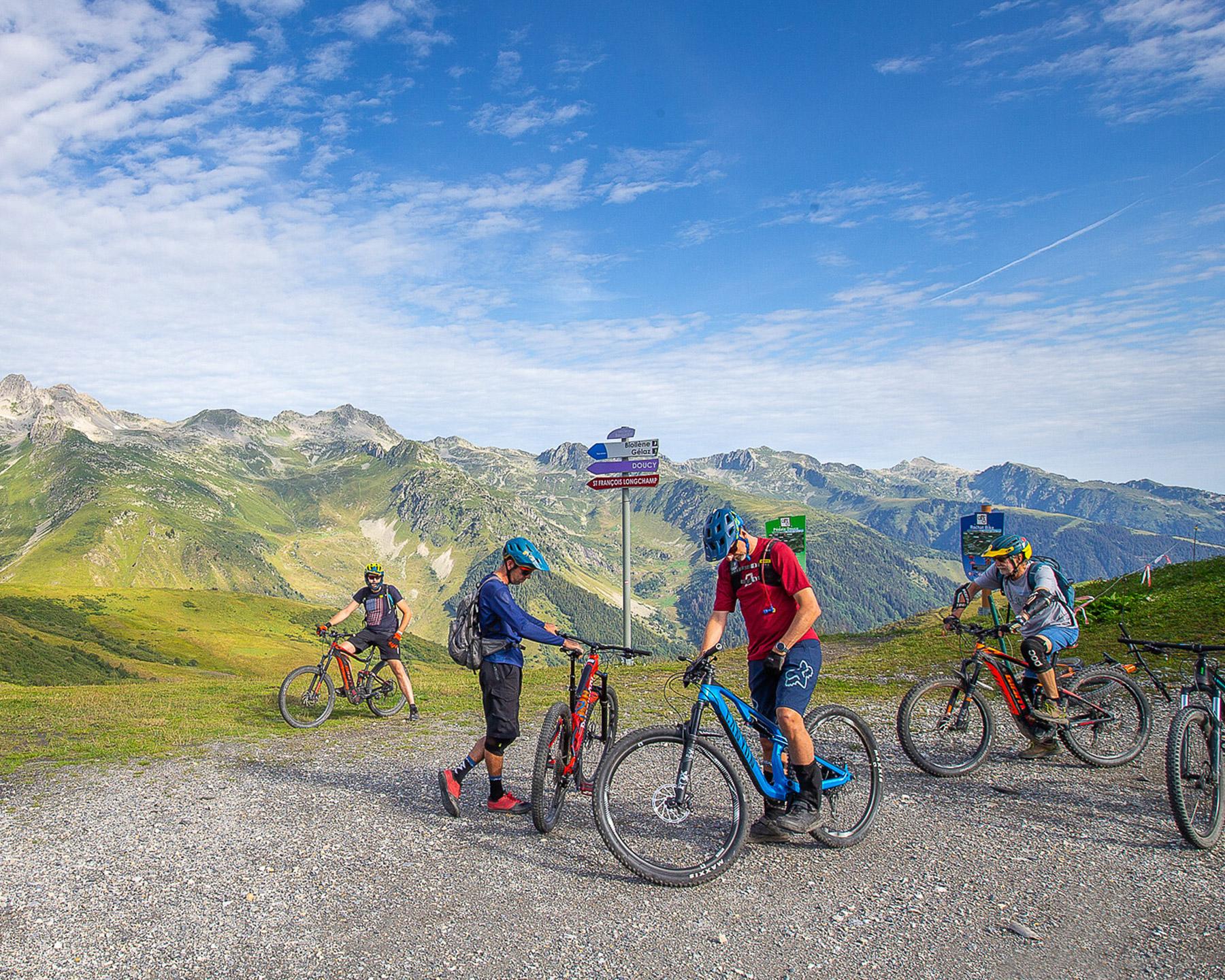 Groupe d'amis masculins en sortie VTT à Valmorel, en été