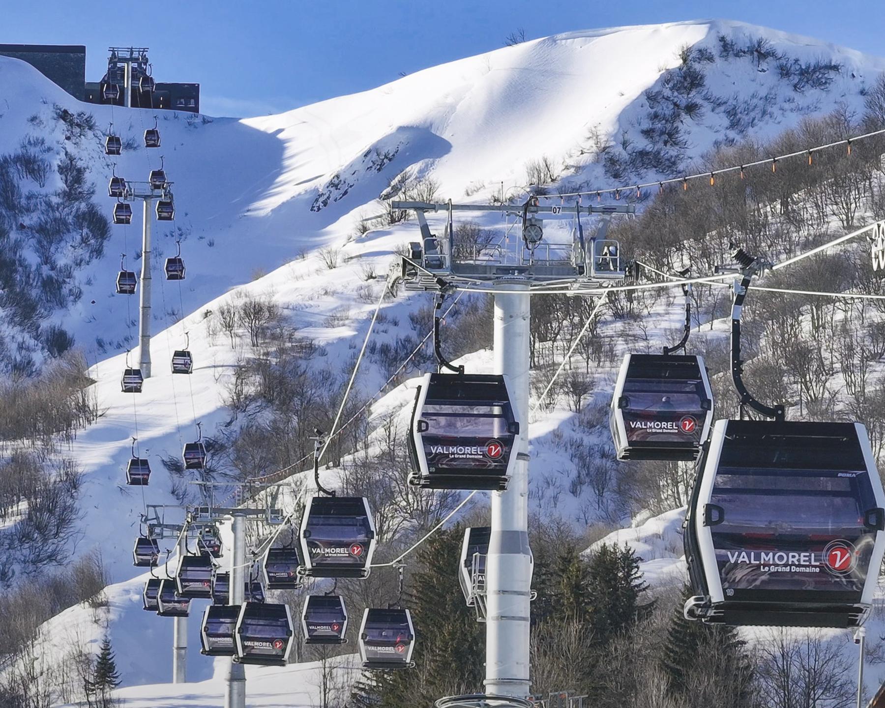 Télécabine en hiver à Valmorel