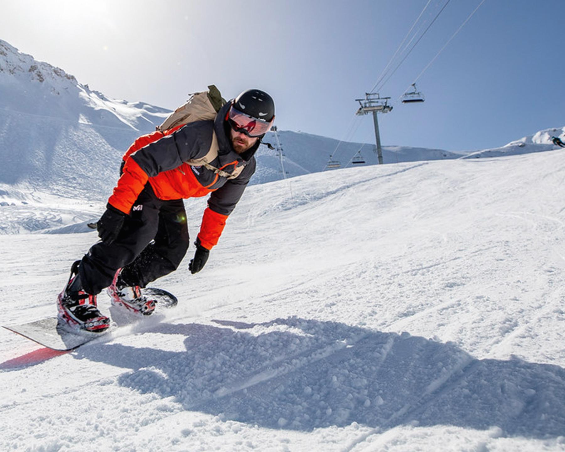 Snowboarder sur les pistes du Grand Domaine