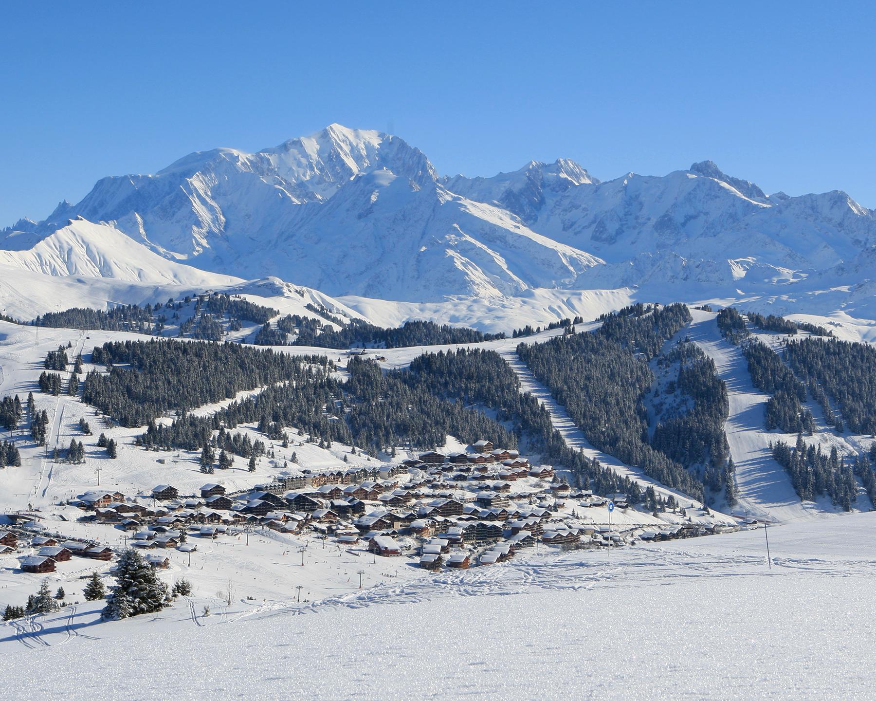 Station des Saisies en hiver, panorama enneigé sur le village, le domaine skiable et les montagnes environnantes