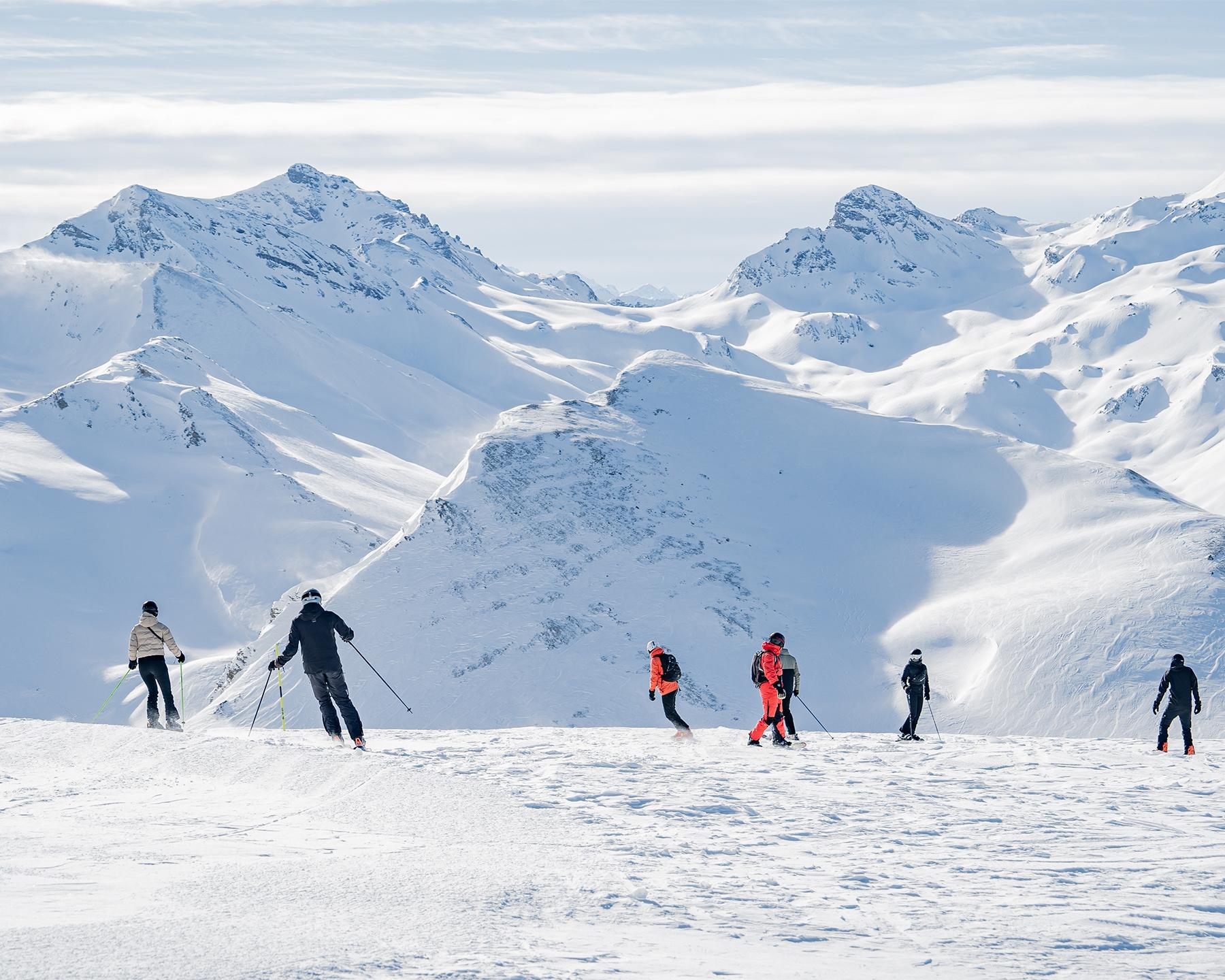 Séjour de ski dans les Alpes en hiver, un groupe de vacanciers profite des pistes enneigées