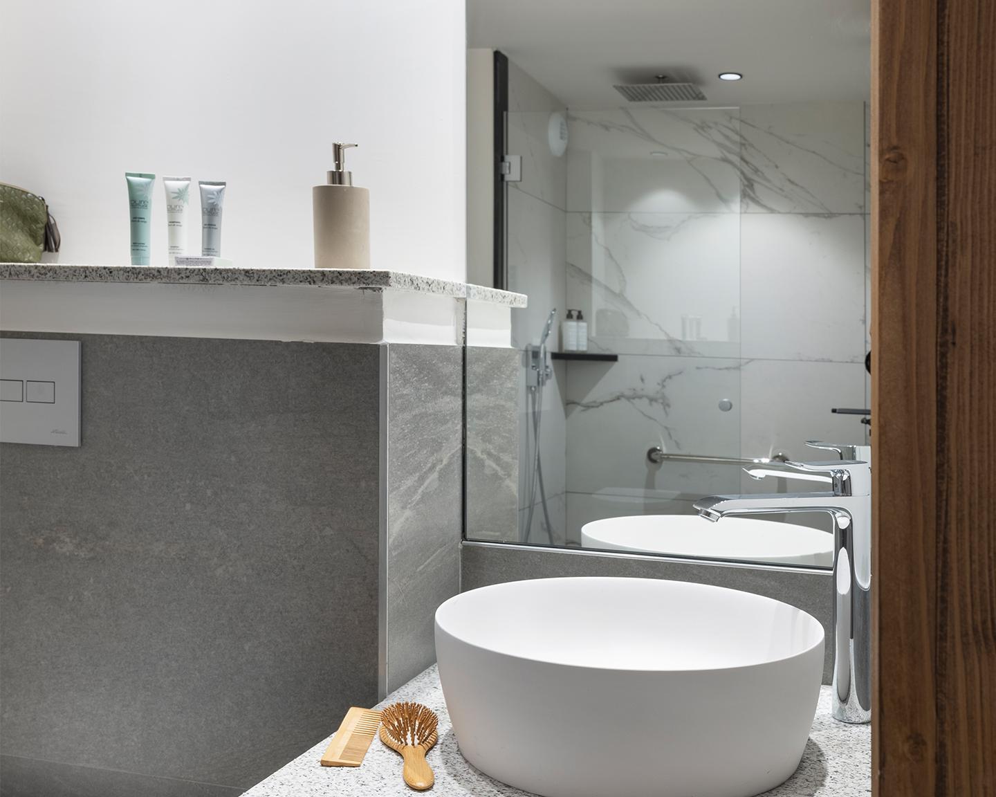 Salle de bains du 3P6 Prestige des Chalets Láska, situés aux Contamines-Montjoie