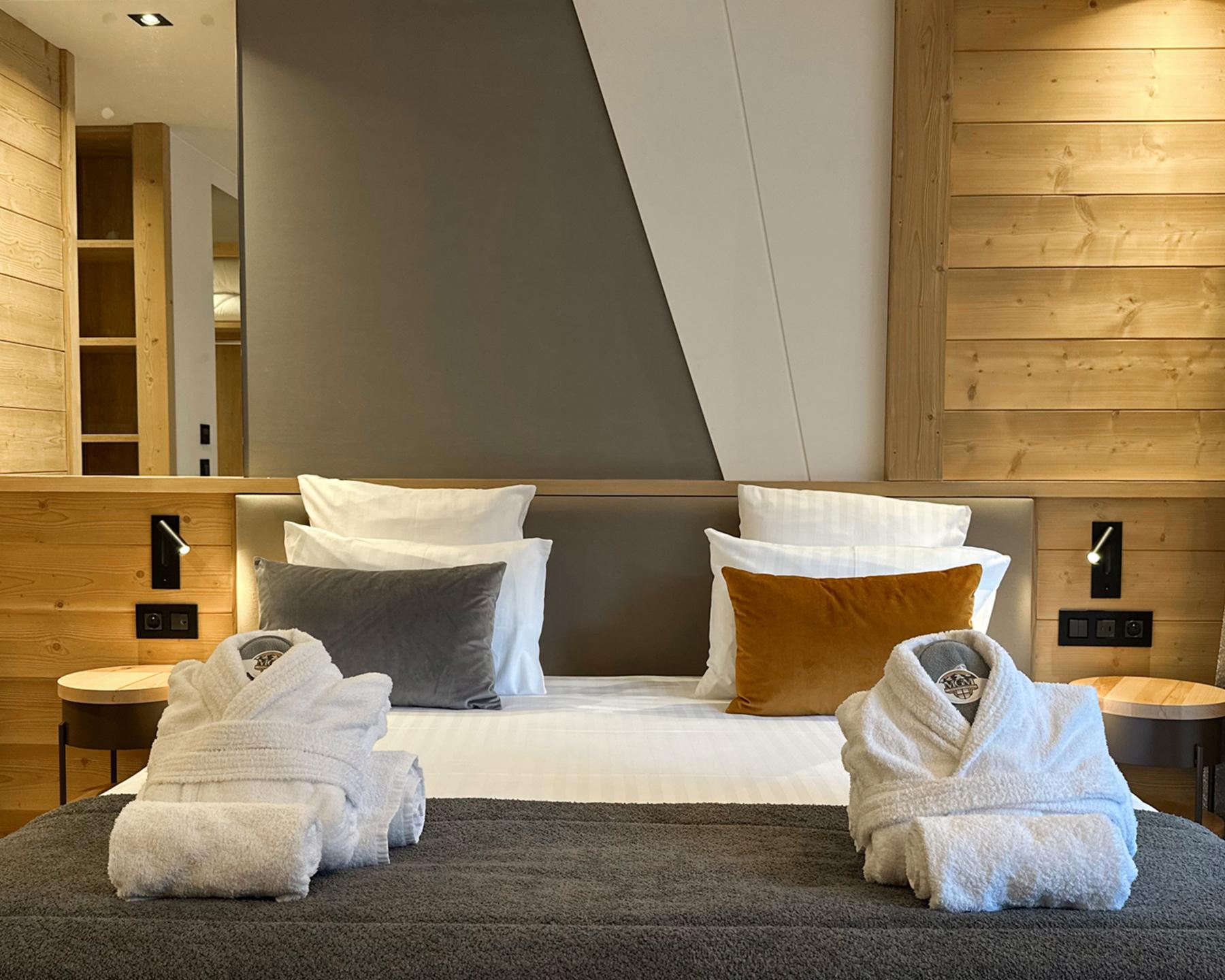 Chambre supérieure de l’hôtel Akoya à Valmorel, atmosphère chaleureuse et confort haut de gamme