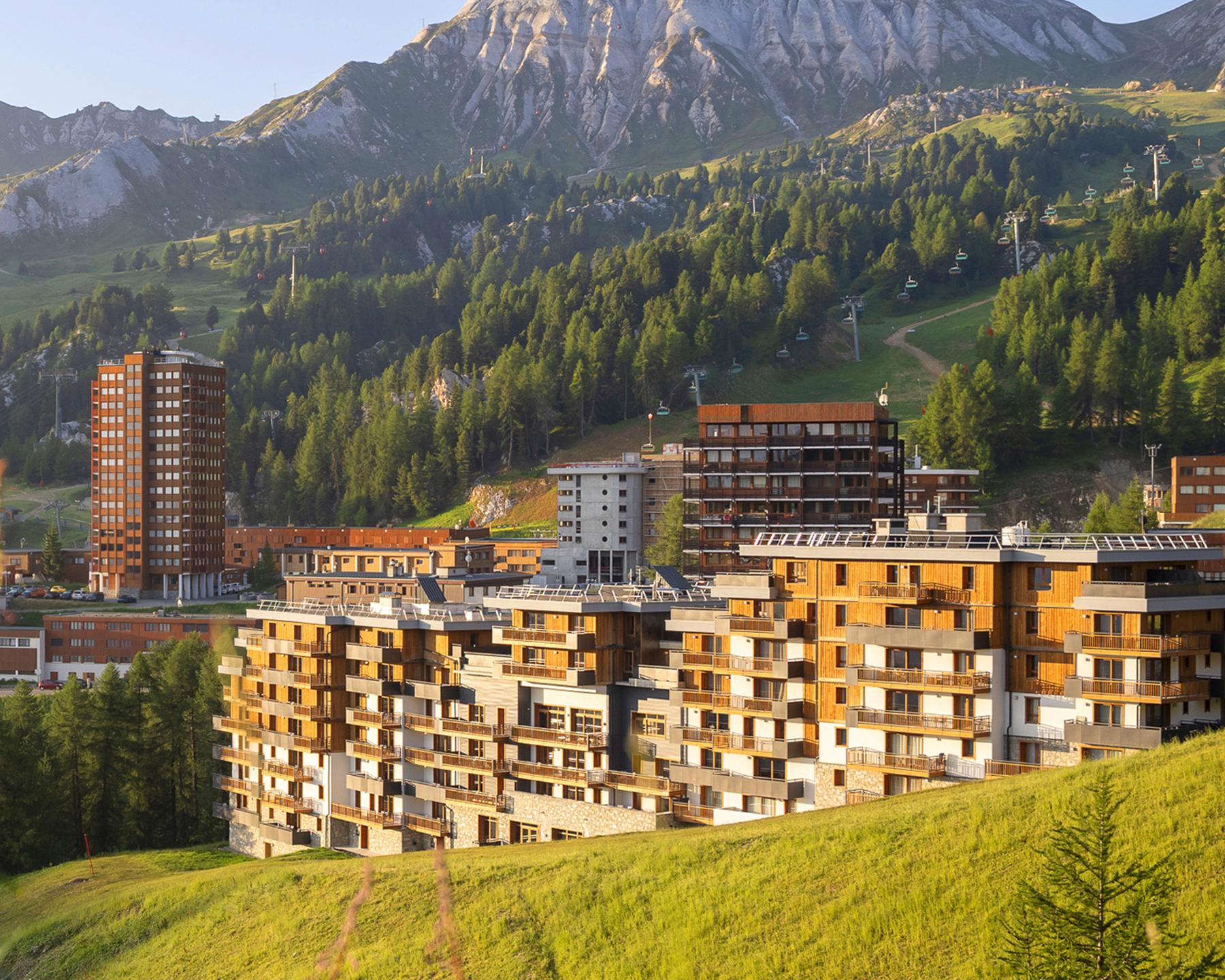 Résidence Manaka à La Plagne, vue extérieure en été