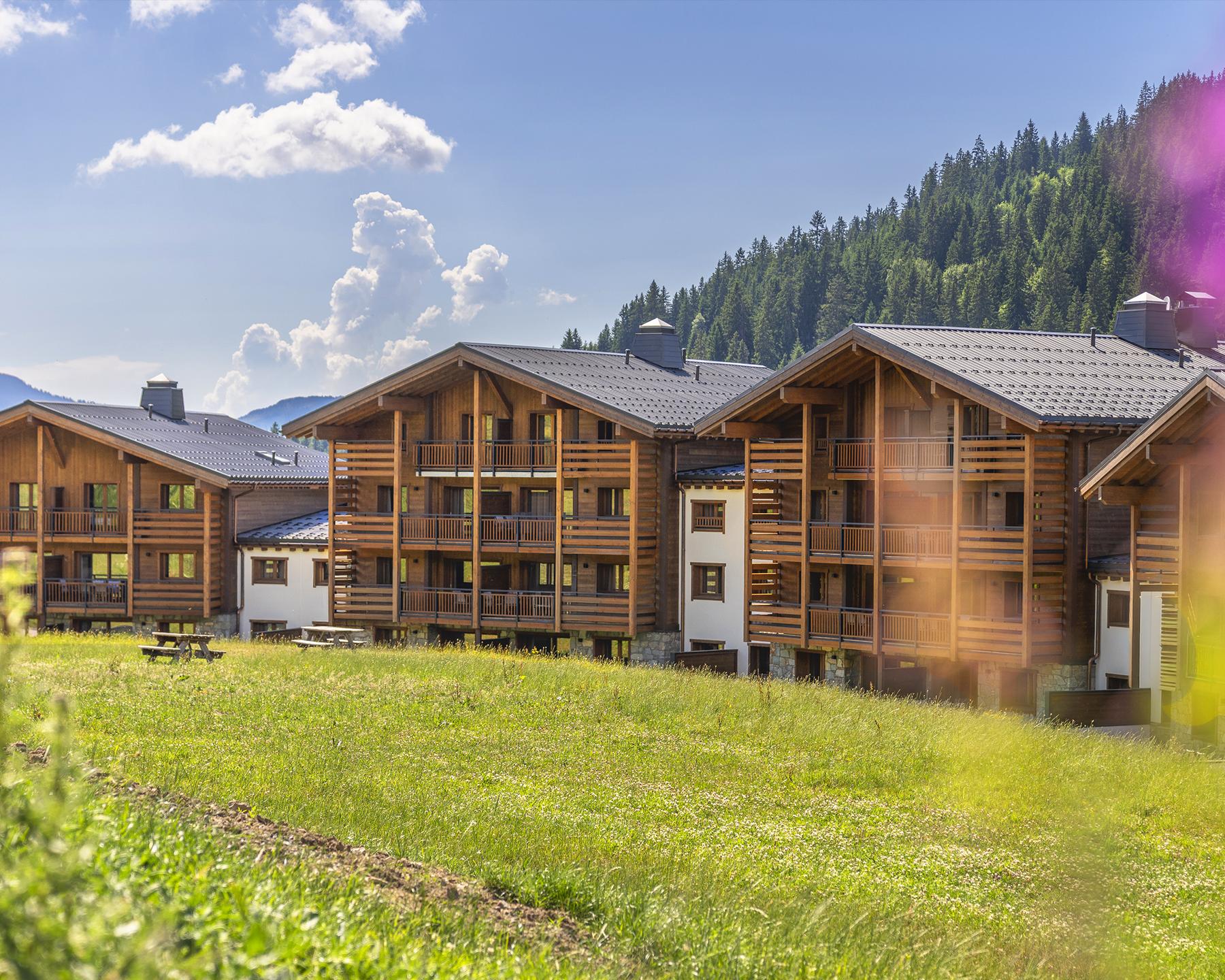 Résidence Hameau de l'Ours à Manigod, vue extérieure en été