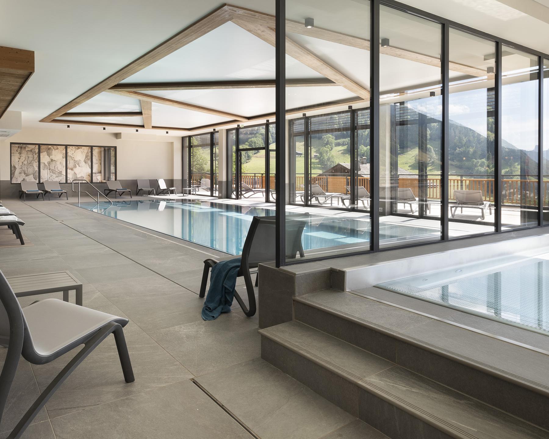 Piscine intérieure des Chalets de Joy au Grand-Bornand, en été