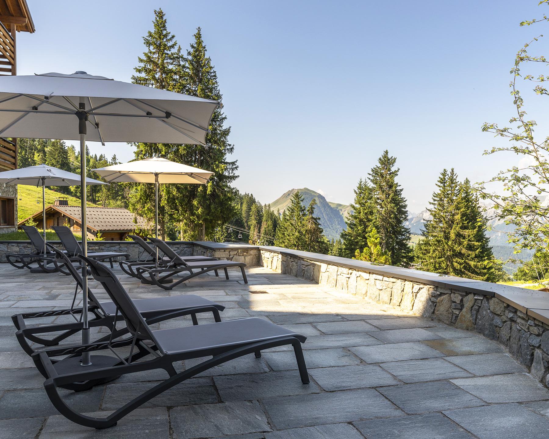 Solarium du Hameau de l'Ours à Manigod, avec panorama sur les montagnes