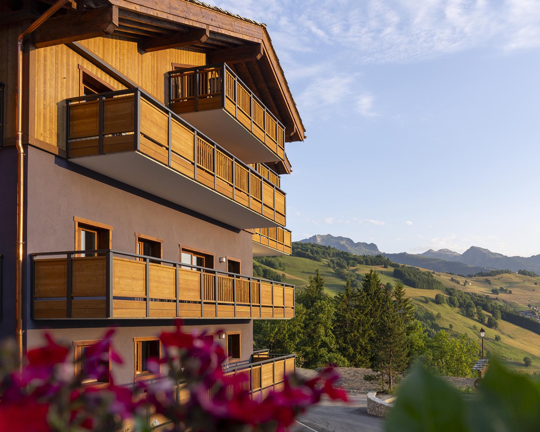 Extérieur en été d'Akoya à Valmorel avec vue sur les montagnes
